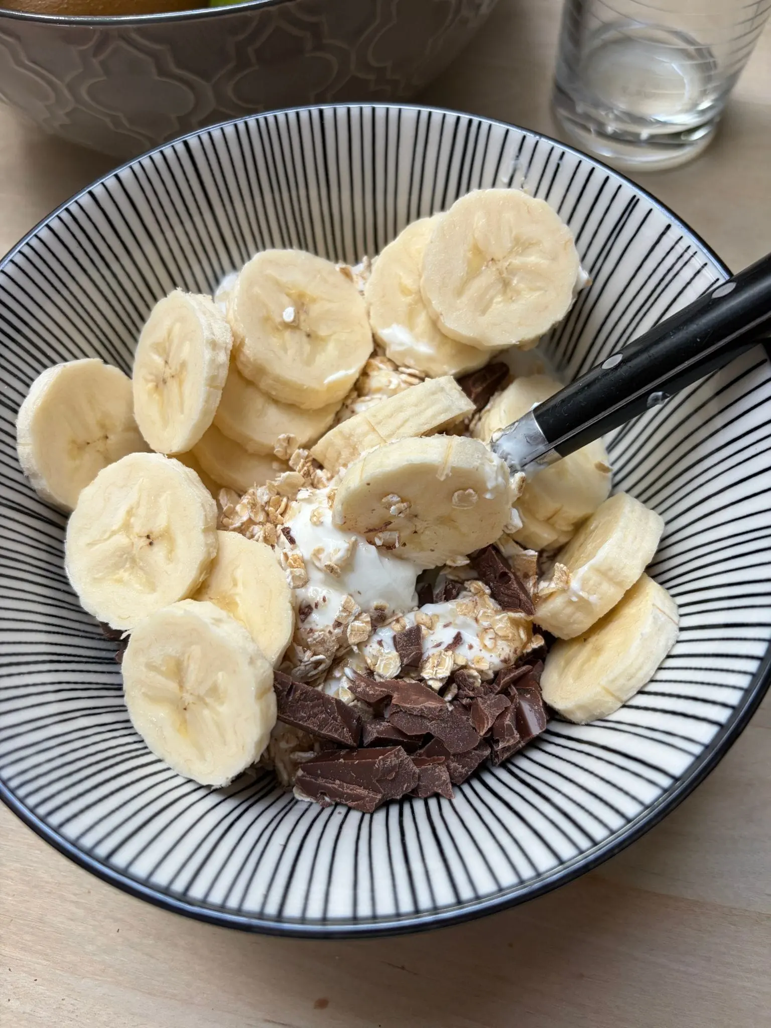 Bol de skyr aux flocons d’avoine, banane et chocolat