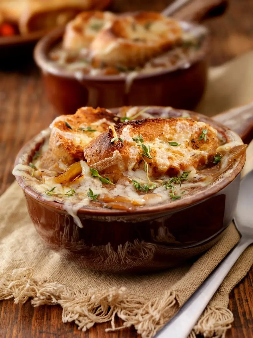 Soupe à l’oignon gratinée à l’emmental