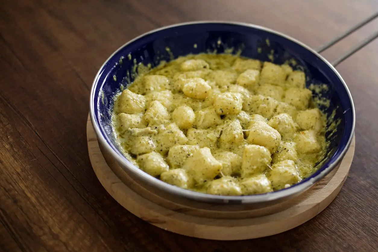 Gnocchis façon carbonara à la crème de courgettes