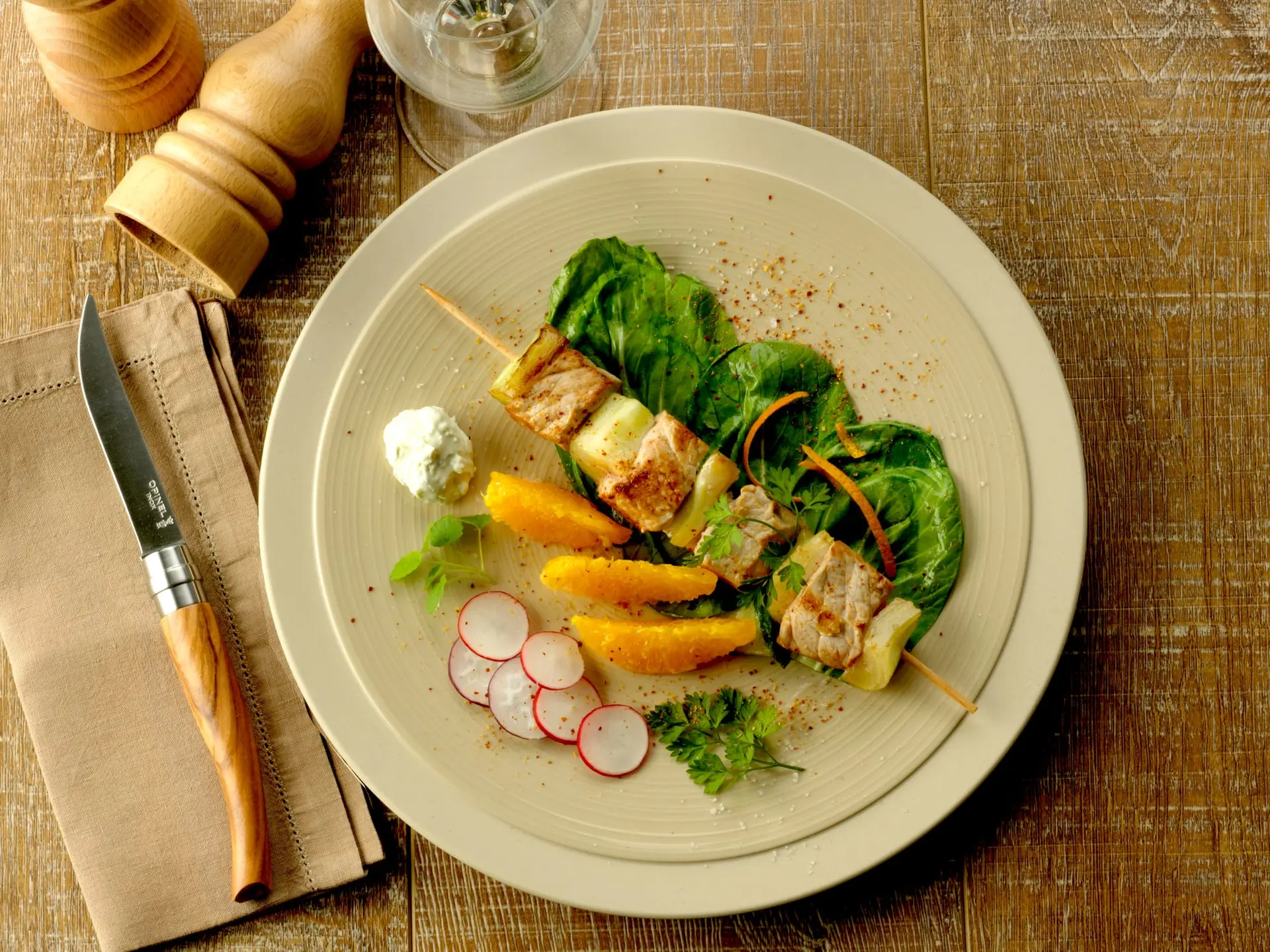 Brochettes de porc au fenouil et à l'orange, vert de blette et radis