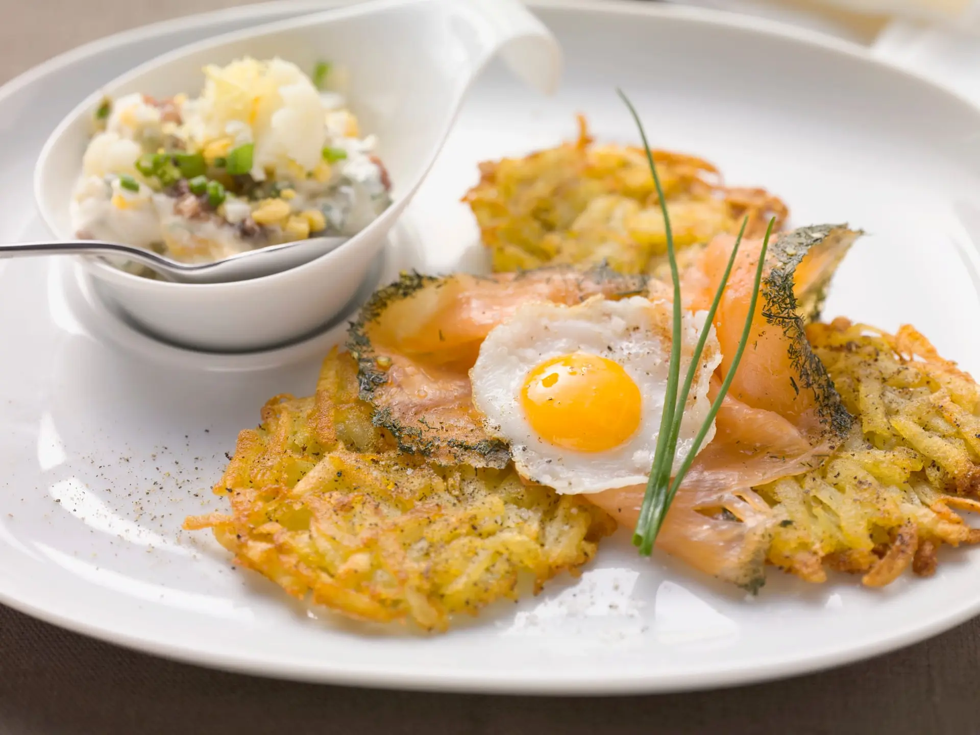 Galettes de pommes de terre au saumon et œuf au plat