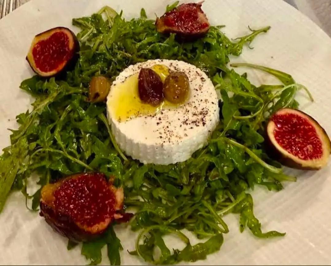 Salade de roquette au fromage frais et figues fraîches