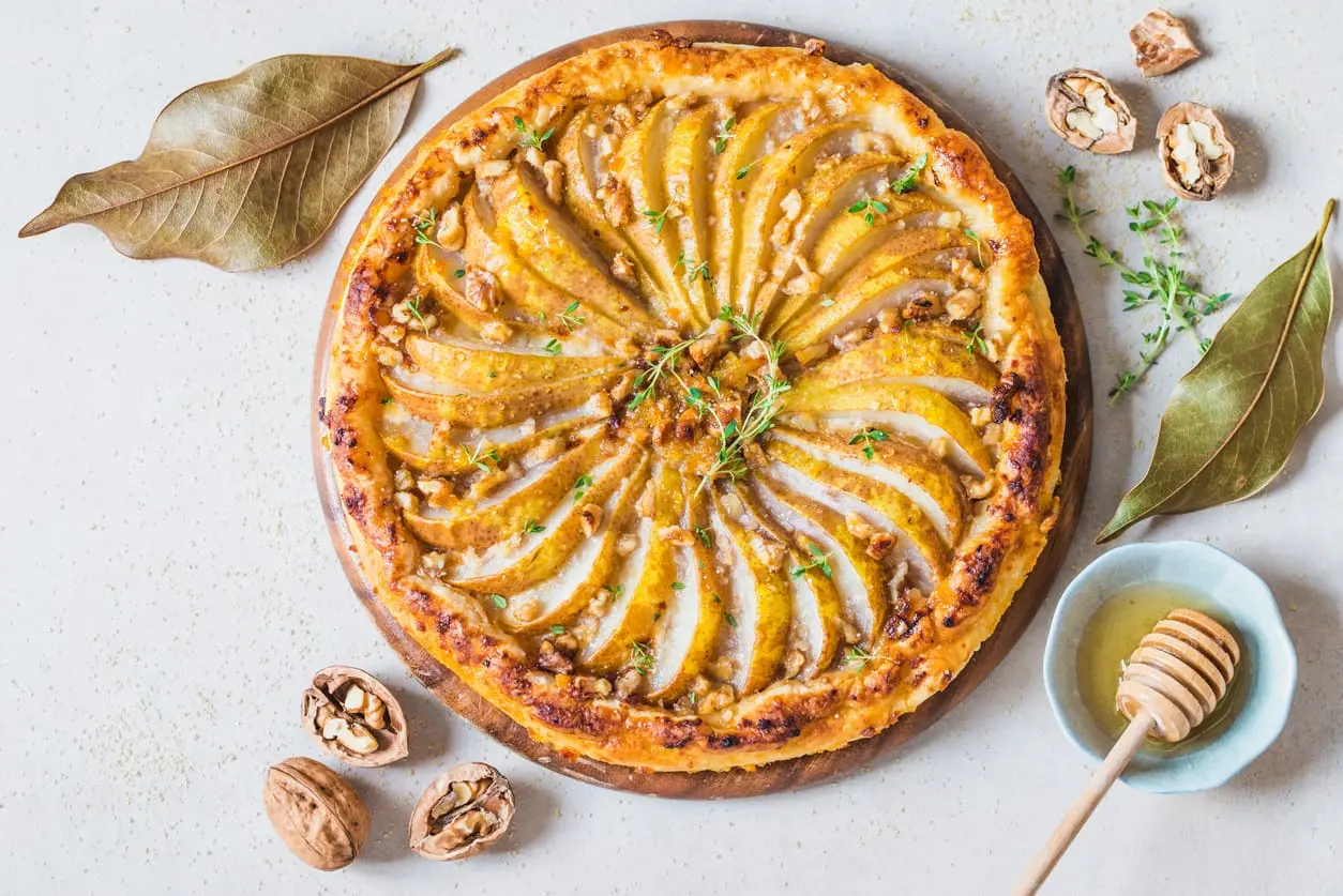 Tarte rustique aux poires et noix