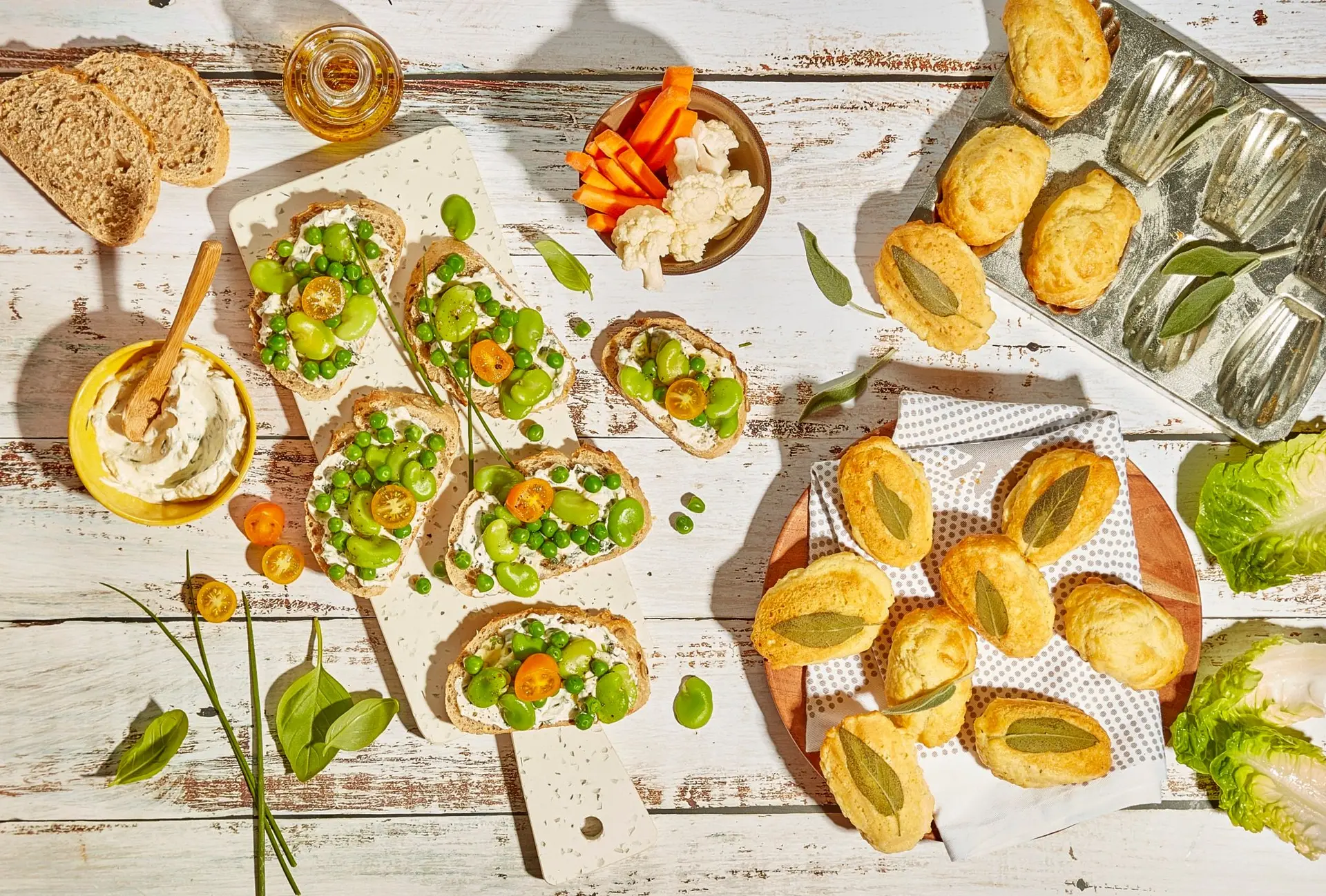Tartines au chèvre frais, fèves et petits pois &amp; madeleines au parmesan et à la sauge