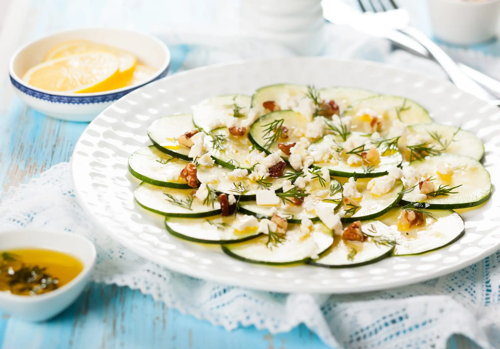 Recette de carpaccio de courgettes à la féta et noix