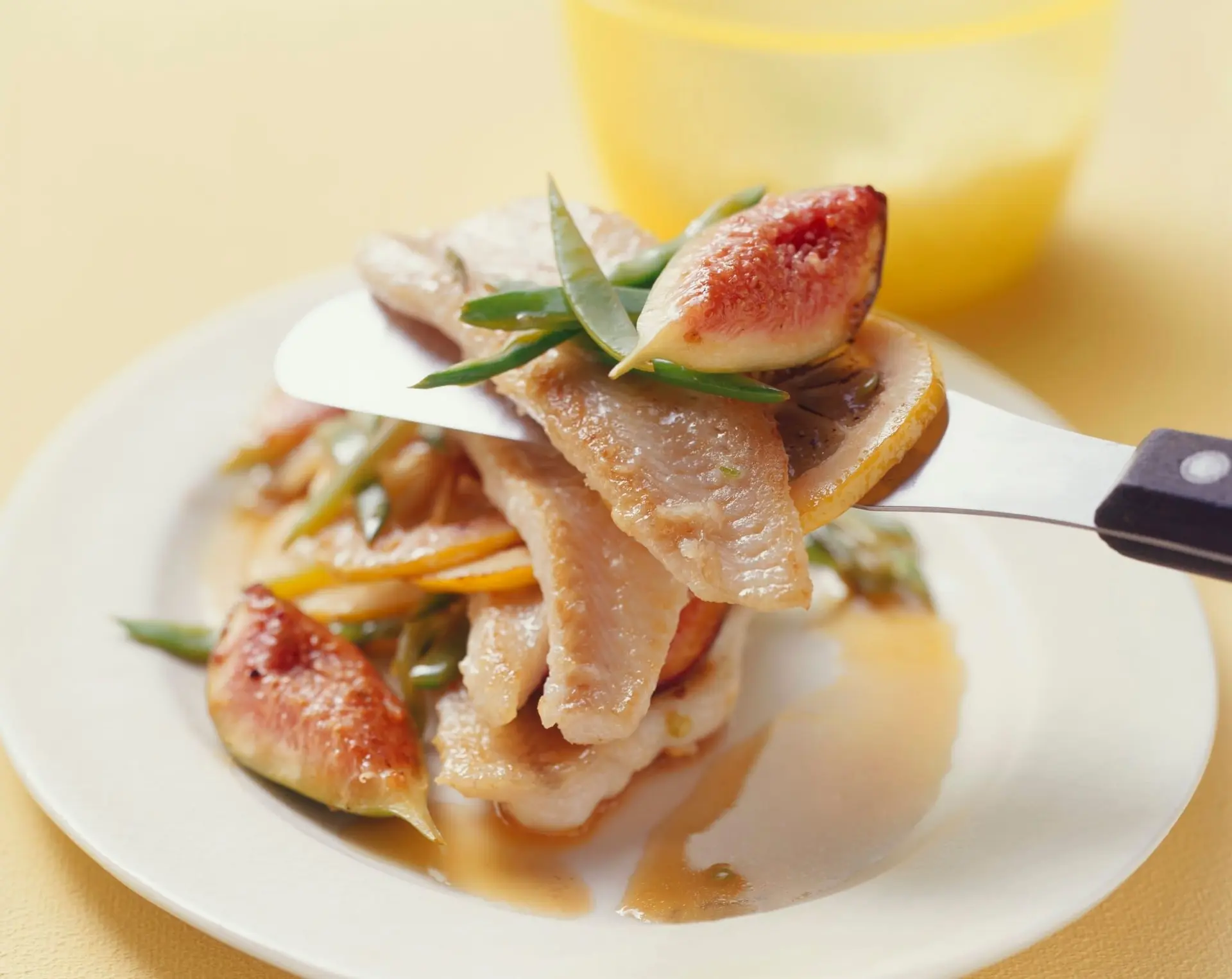 Sole frite, figues et pois gourmands au citron