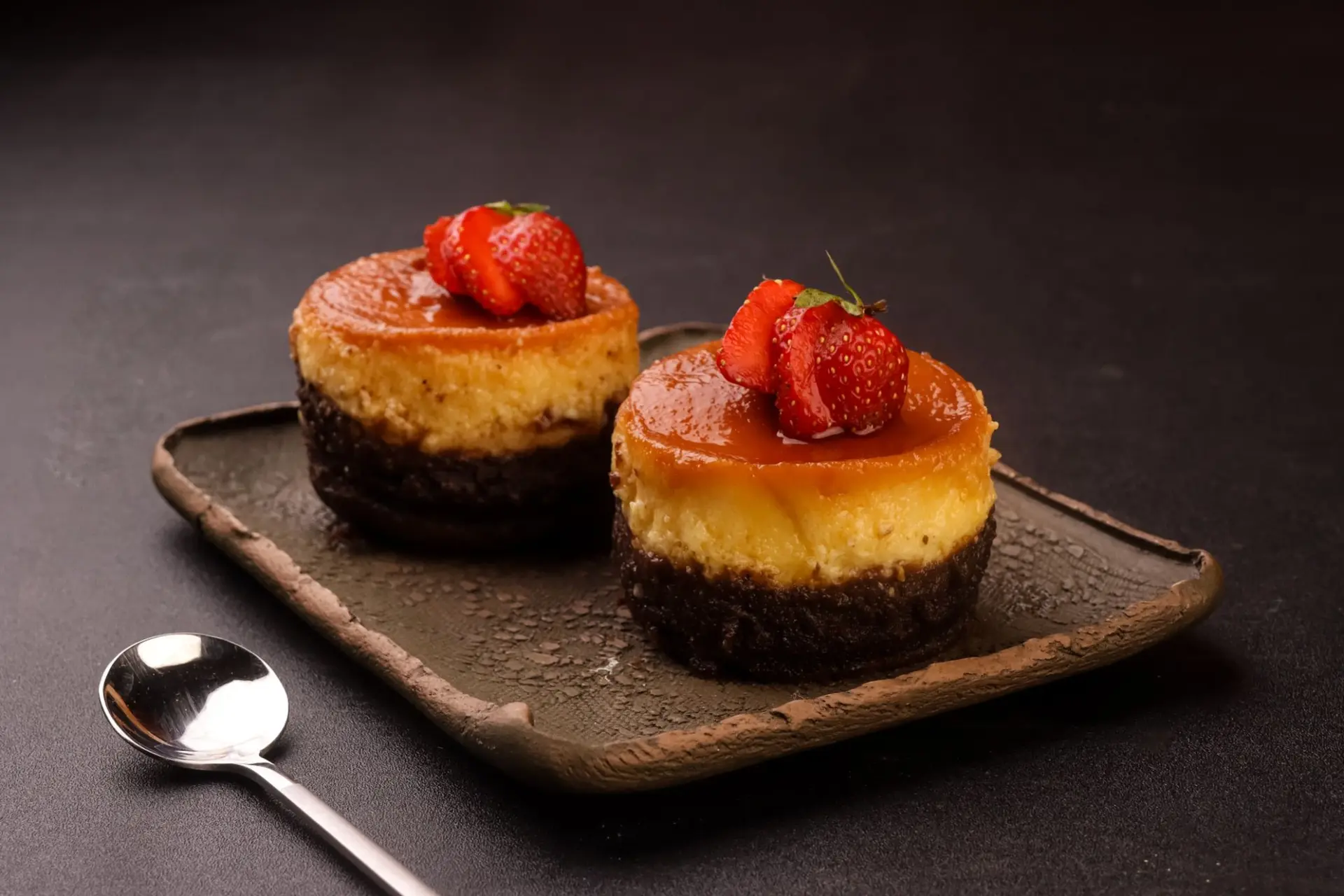 Gâteau au caramel sur brownie, garni de fraises