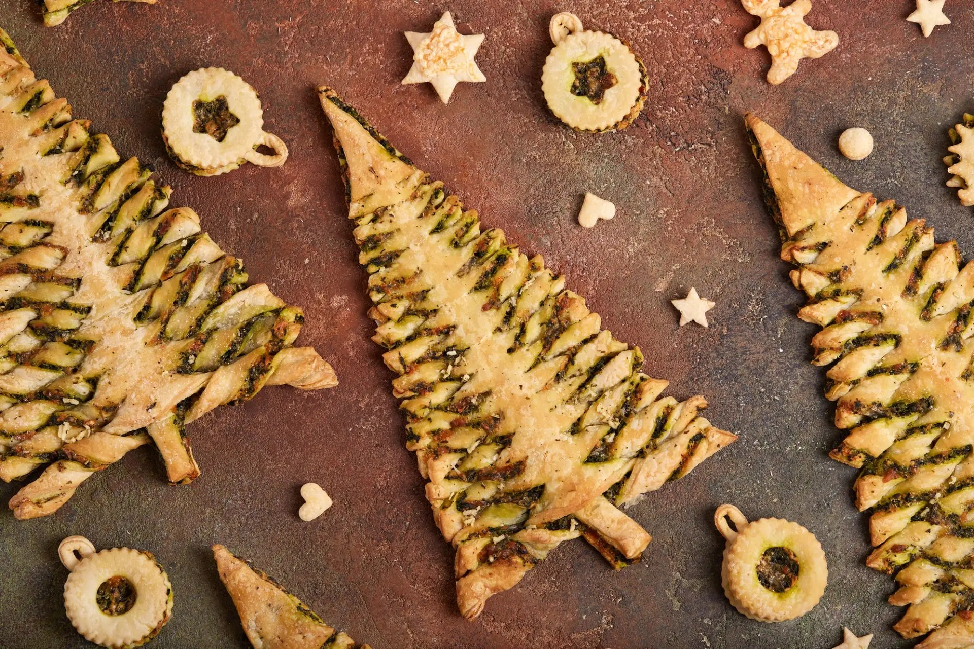 Arbre de Noël aux épinards, à l'ail et au fromage sur pâte feuilletée
