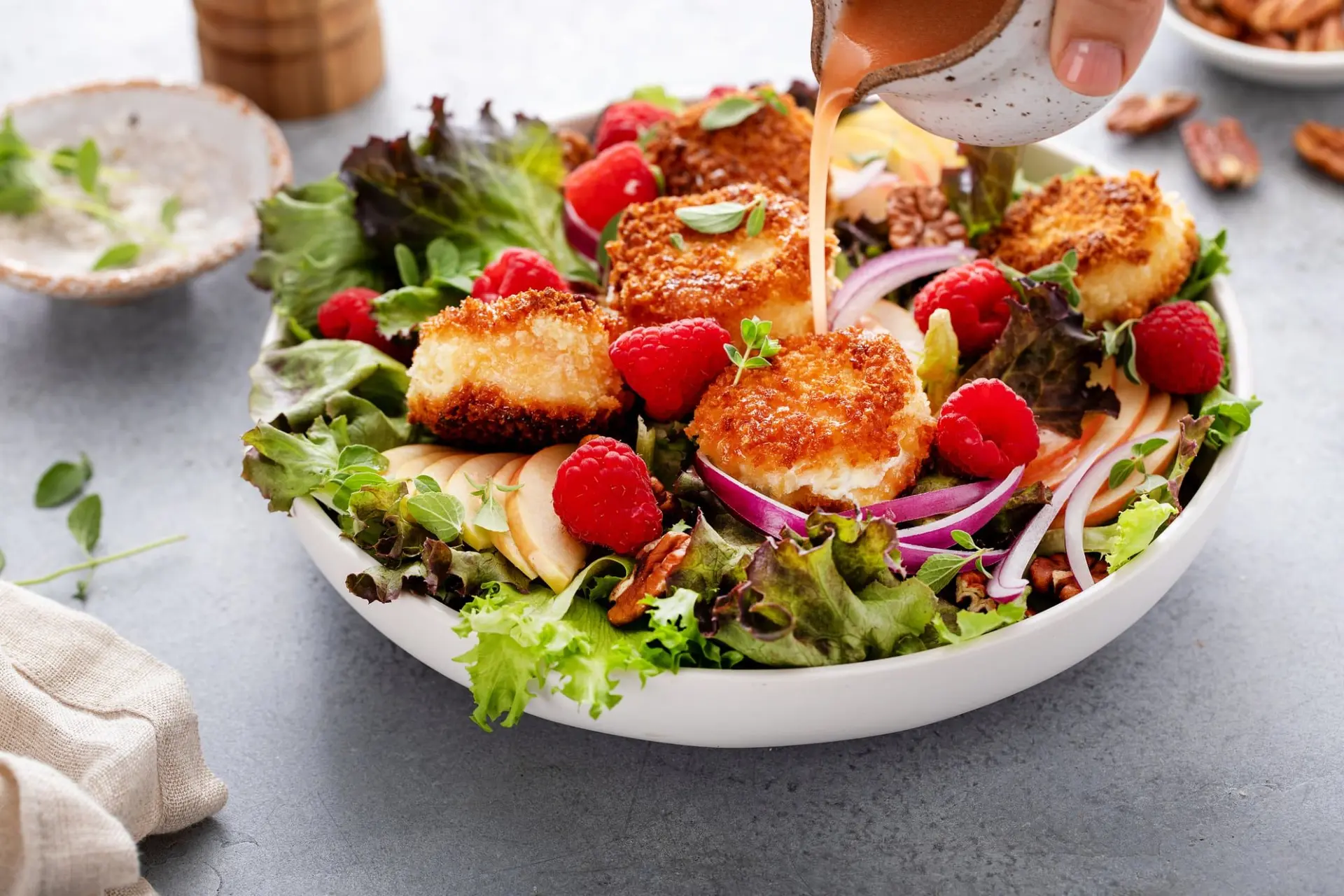 Salade de fromage de chèvre frit, pommes et framboises