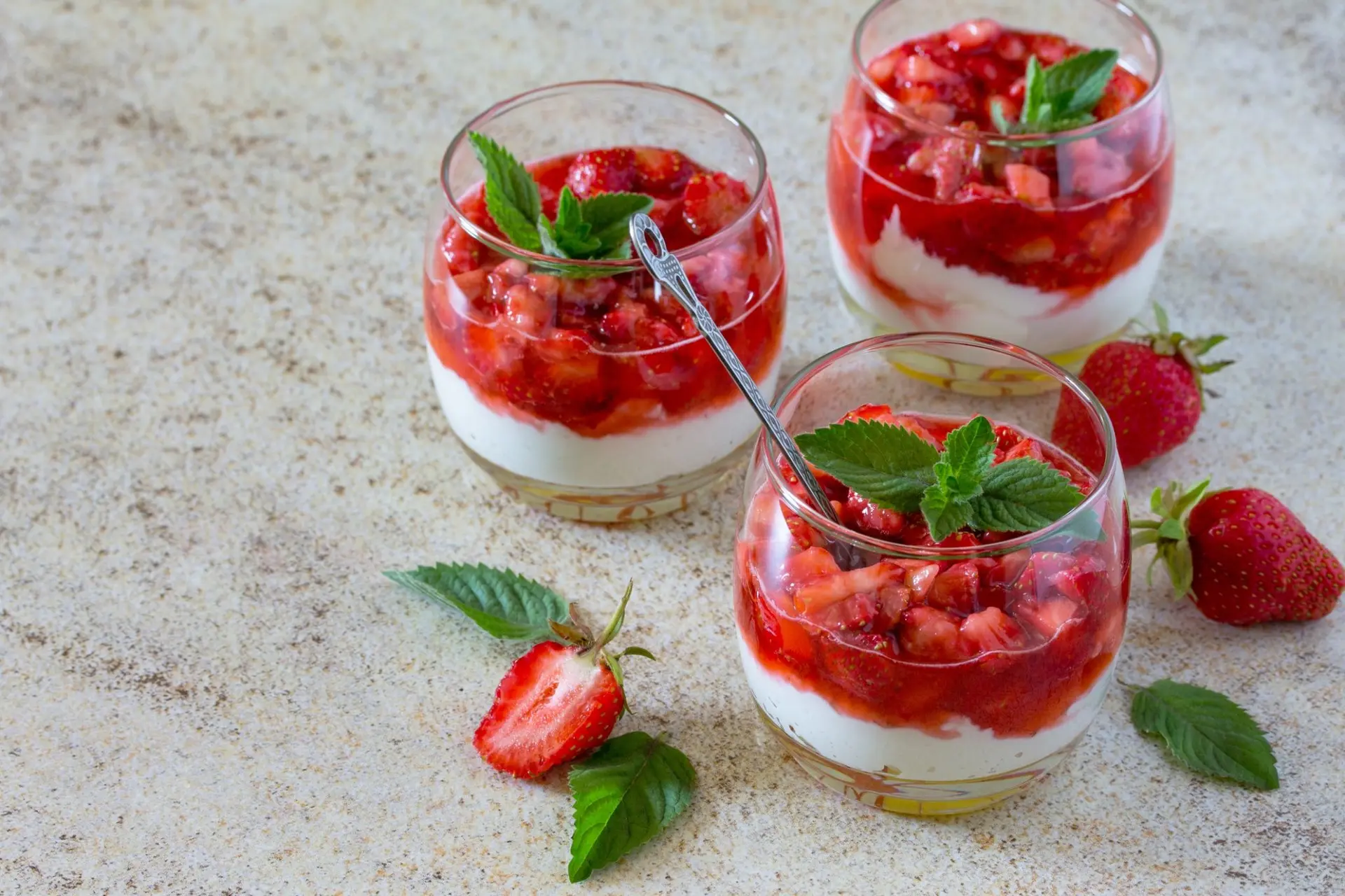 Fraise et fromage blanc : le duo bien-être parfait pour entrer dans l’été (+4 recettes à déguster à divers moments de la journée)