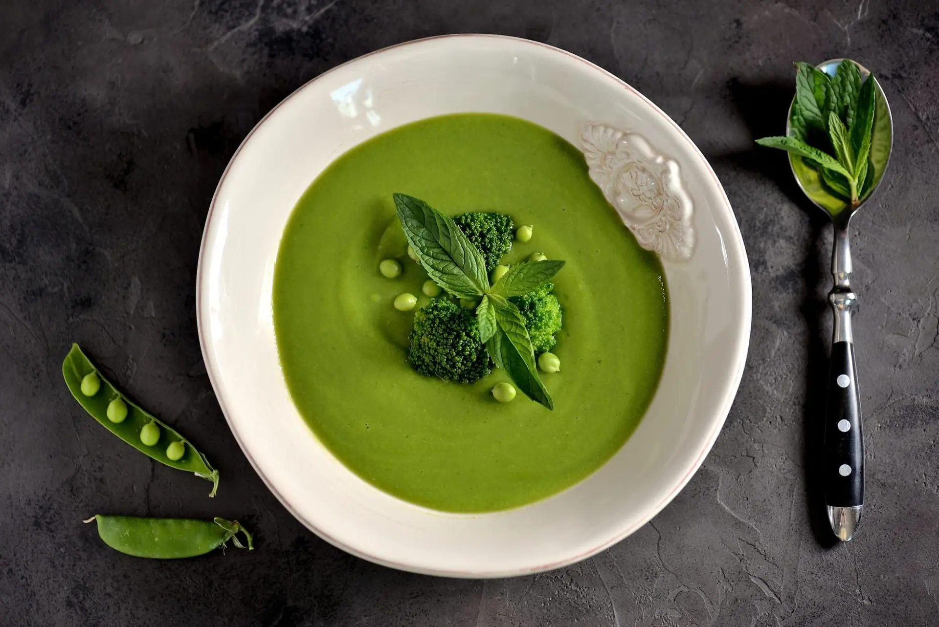 Soupe crème de petits pois frais au brocoli et menthe