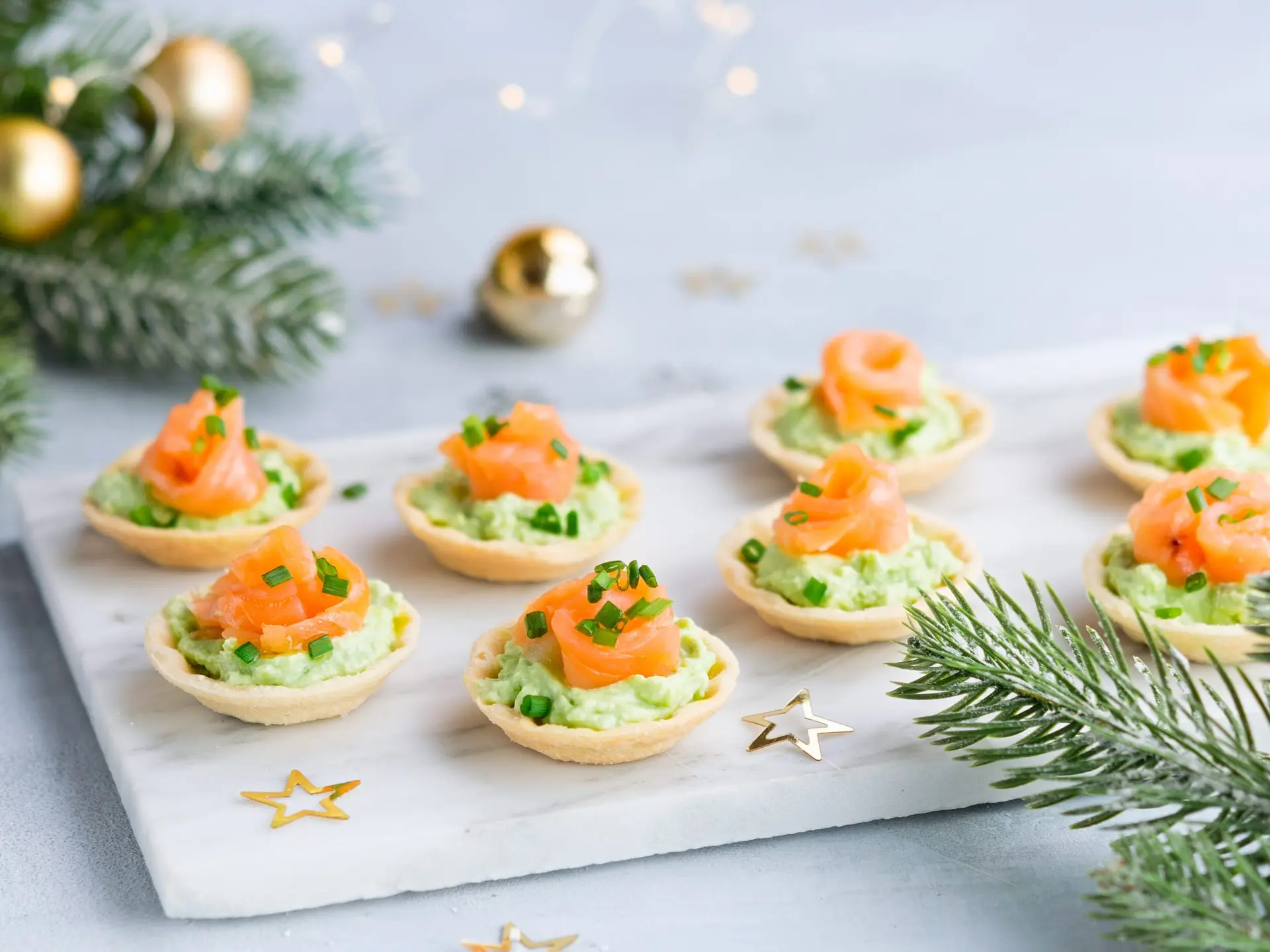 Canapés avec fromage, à la crème d’avocat et au saumon fumé