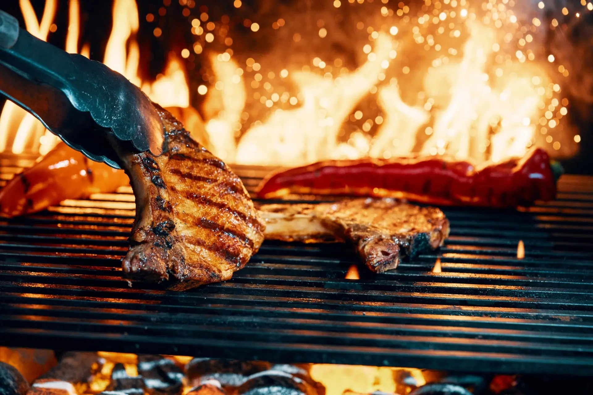 Cuisine au feu et ultra-brute : la grande tendance culinaire qui séduit en 2026