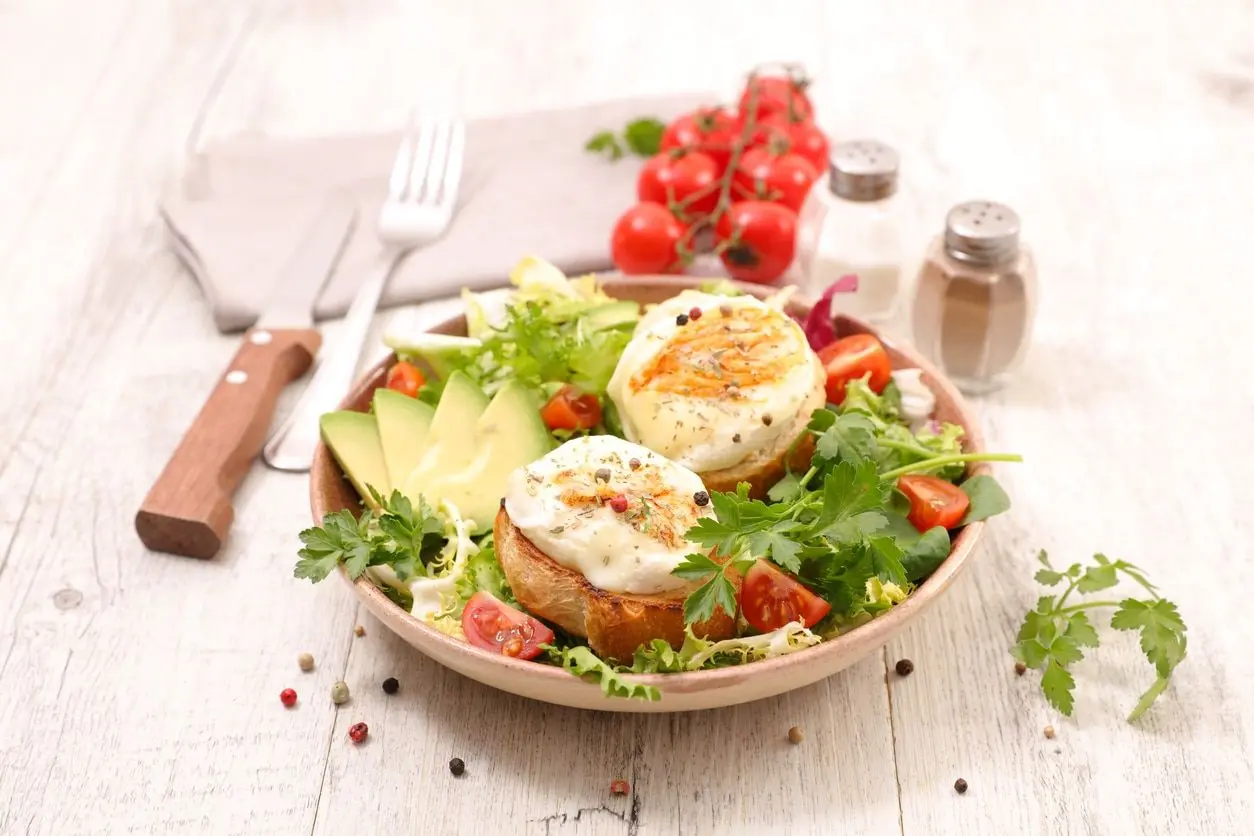 Salade de chèvre chaud