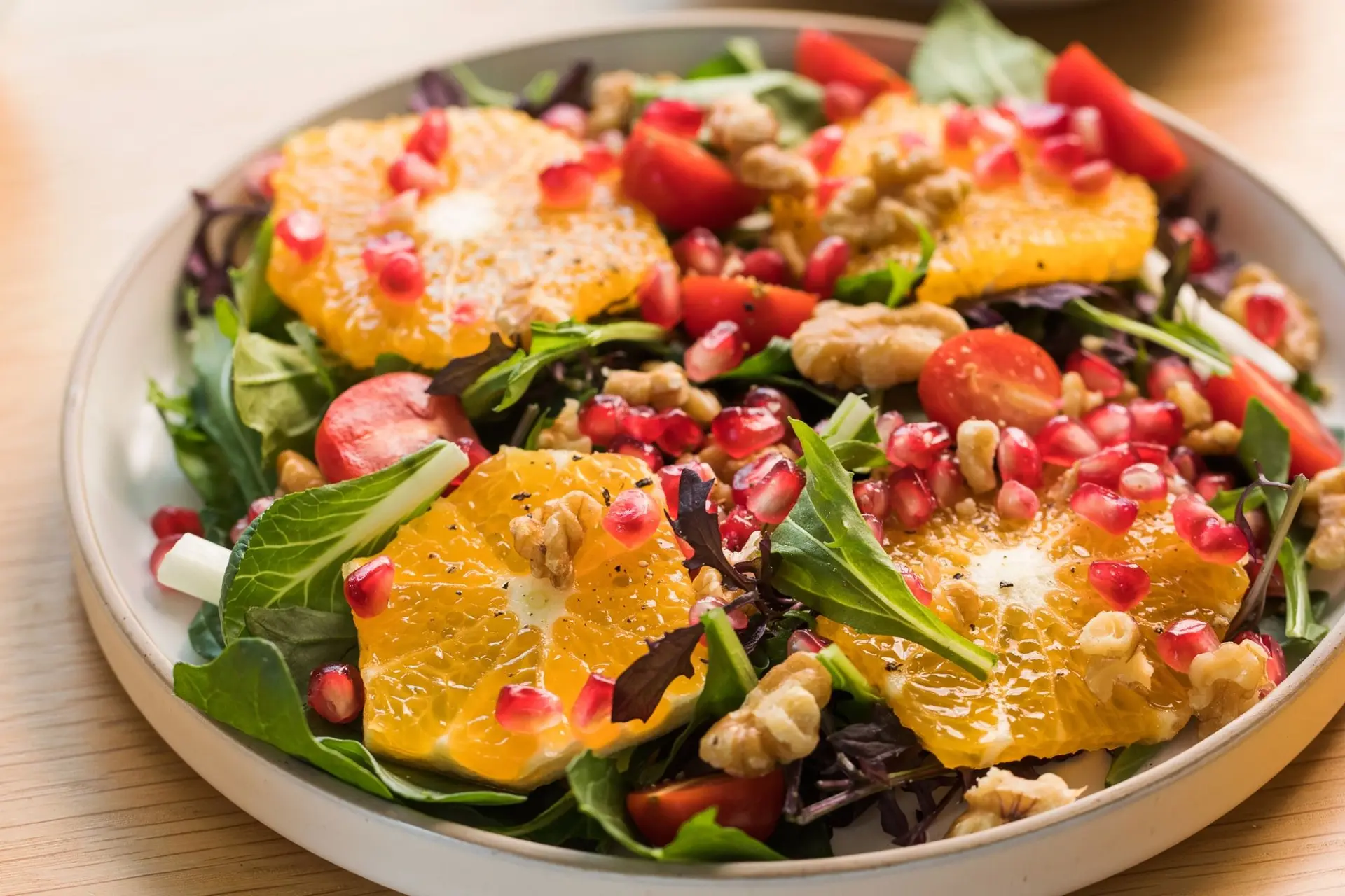 Salade végan aux agrumes, feuilles de laitue et grenade